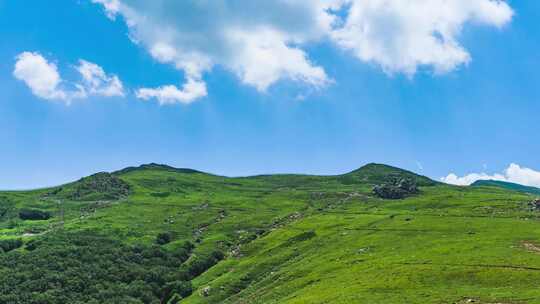 夏季蓝天白云绿色高山草甸群山大气风光