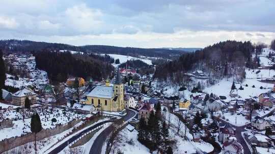 捷克共和国北部Liberec和Jablonec附近的Janov nad Nisou小村庄的无人机视图