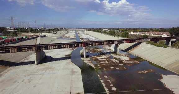 横跨河流的铁路桥