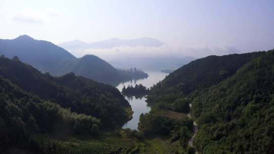 山间湖泊的自然风光全景