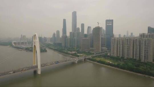 广州商业中心与现代桥梁的鸟瞰图
