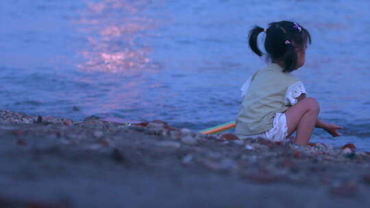 武汉武昌江滩傍晚夕阳余晖下小女孩玩水组镜