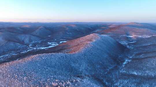 大兴安岭自然风光寒冬高山森林沟壑纵横