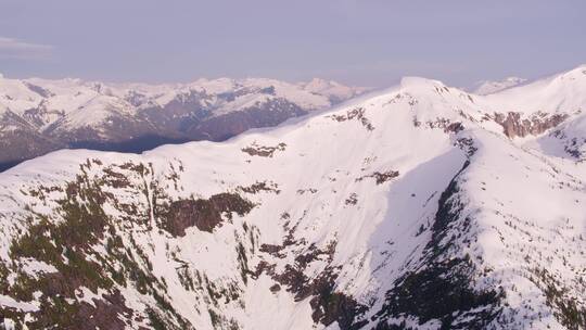 航拍的雪山景观