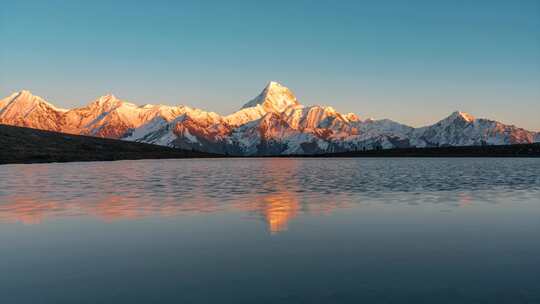 贡嘎日照金山