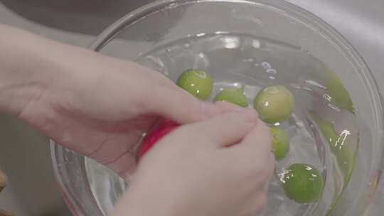 双手清洗水果特写