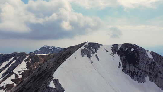 登山者登顶巨大的山峰视频素材模板下载
