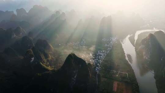 航拍桂林山水漓江晨光中的山峰