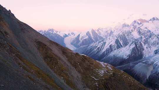 日落时分新疆天山山脉雪山山峰山脉航拍风景