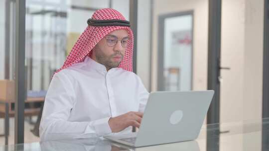 在笔记本电脑上工作的年轻阿拉伯人视频素材模板下载