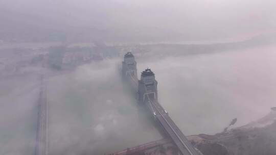 航拍清晨晨雾扬州万福大桥车流万福闸浓雾视频素材模板下载
