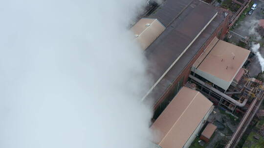 钢铁制造厂排放的烟气