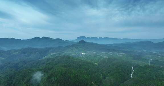 航拍清晨薄雾笼罩的台州山村