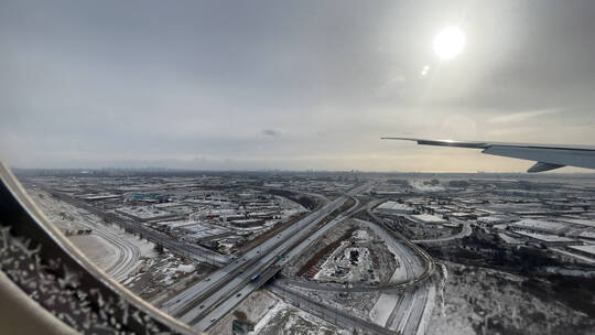 加拿大多伦多飞机窗内视角飞行降落的雪景