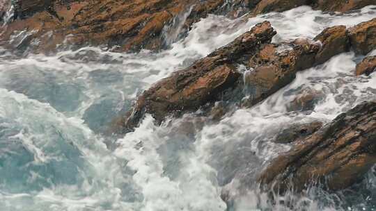海边岩石海浪