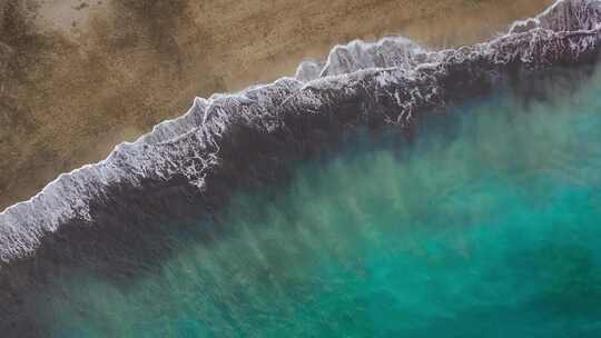 大海沙滩海水海浪俯拍海边海滩