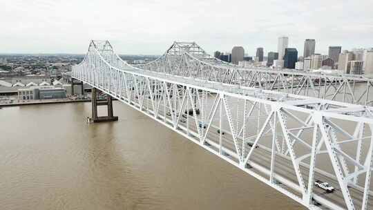 新月城连接处的交通——密西西比河上的双钢桁架悬臂桥视频素材模板下载