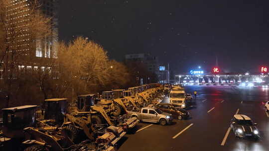 【合集】夜晚下雪除雪作业车集结整装待发