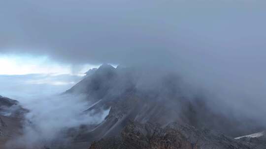 航拍四川岷山山脉雪宝顶群山云海风光