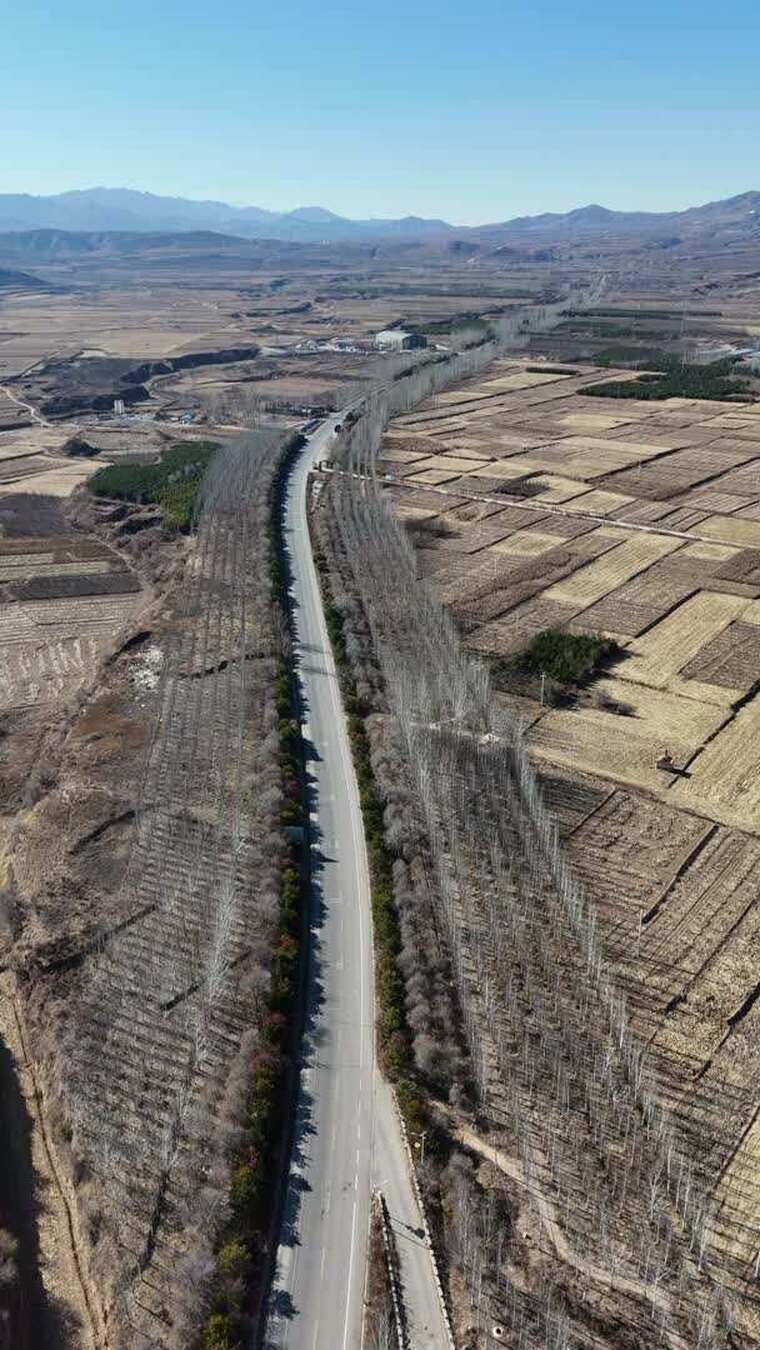 航拍乡村公路田野风景