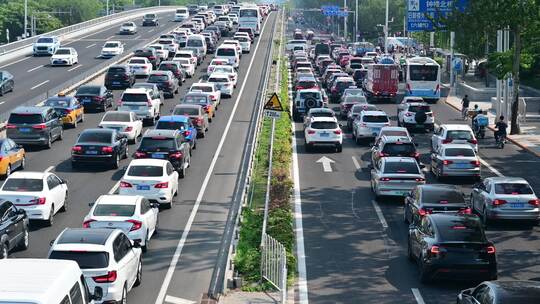 北京三环路长安街国贸交通拥堵上下班车流