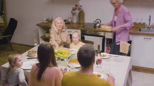 家庭晚餐时坐在餐桌旁的俯视图