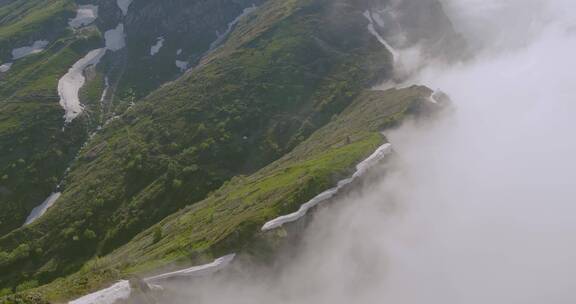 山脉云雾缭绕景观