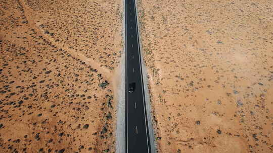 美国沙漠中部公路上汽车行驶的鸟瞰图