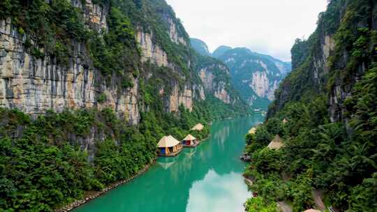 峡谷河流旁的露营帐篷景观