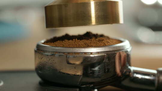 研磨机从咖啡机中填充烘焙咖啡