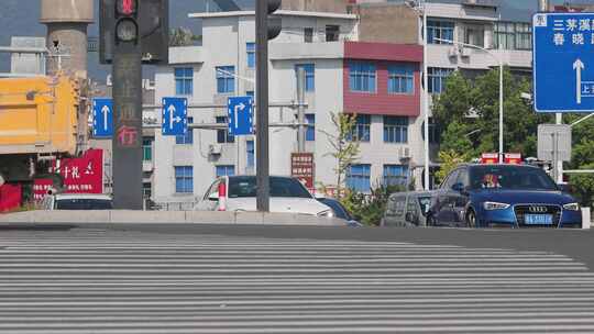 烈日马路的斑马线上，疾驶车流特写