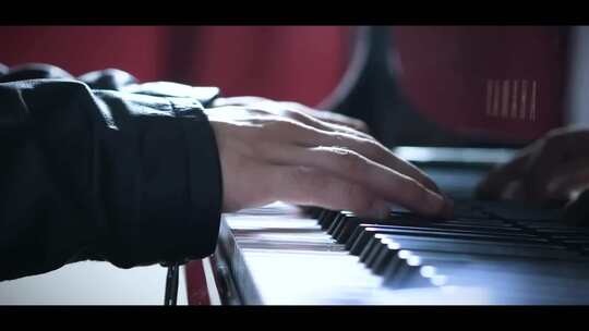男人弹钢琴的手部特写视频素材模板下载