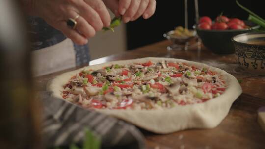 女人在比萨上添加蔬菜 视频素材模板下载