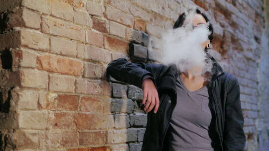 短发的年轻女人在吸电子烟