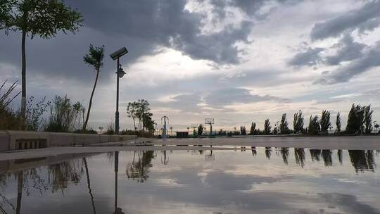 雨后运动场