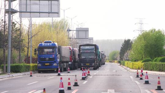 疫情期间在高速公路卡口外排队的车辆