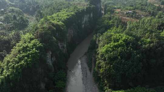 航拍山谷河流