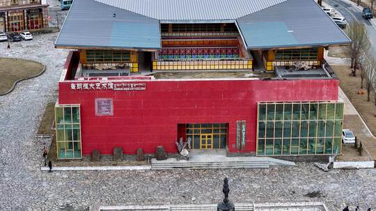 4K航拍西藏鲁朗恒大艺术馆