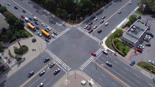 航拍十字路口的车流、校车