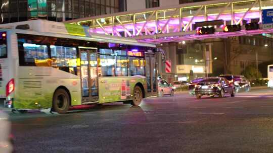 都市城市夜晚夜景人群行人人流汽车车辆车流