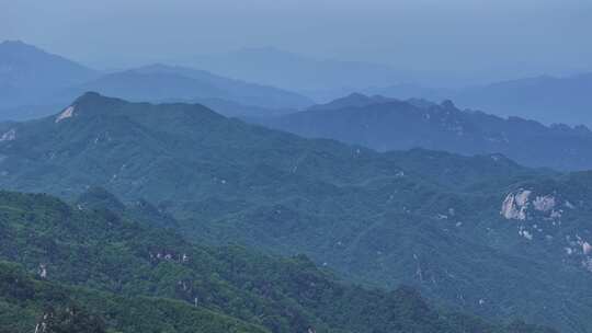 河南伏牛山山脉平顶山尧山层峦叠嶂的山峰