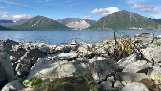 近景岩石与远景湖水山峦的自然风光