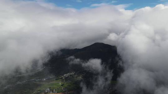 高山航拍俯瞰县城云海