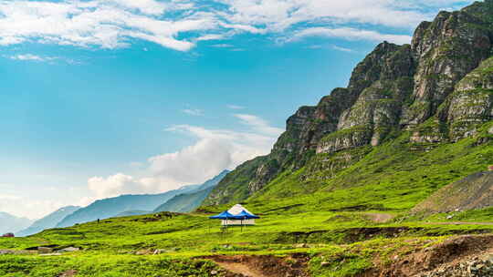 新疆独库公路沿途草原高山蓝天白云风景