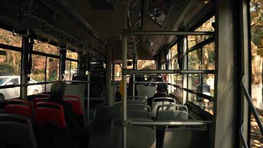 公交车光影