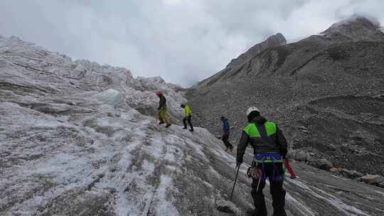 四川甘孜攀登中山峰的登山队在冰川上训练