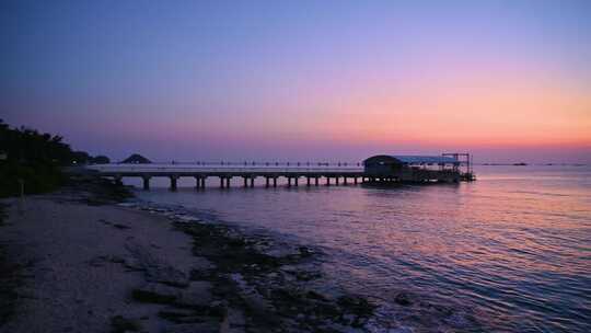 海南三亚傍晚海边夕阳晚霞椰树海浪