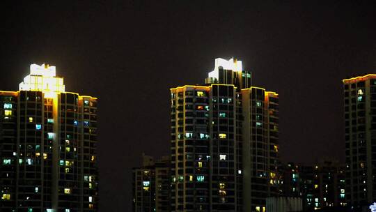 城市夜晚高层住宅群