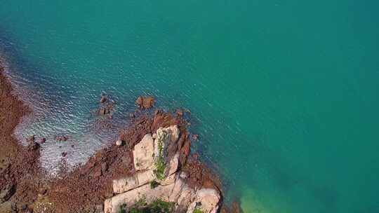 航拍平潭大嵩岛原生态海岛海浪碧海蓝天沙滩