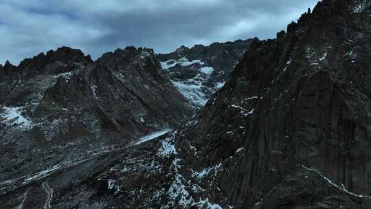 高山湖泊间蜿蜒道路的自然风光